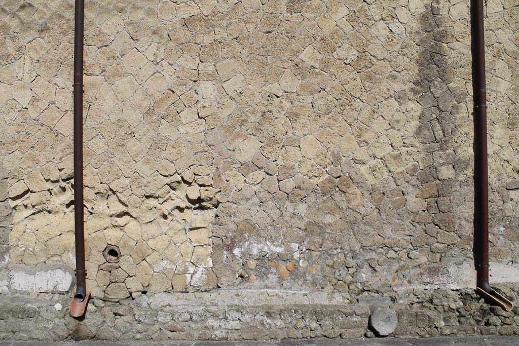 V.1 Herculaneum. March 2014. Detail of lower south wall (continuation from above photo) on north side of Decumanus Inferiore.
Foto Annette Haug, ERC Grant 681269 DÉCOR.